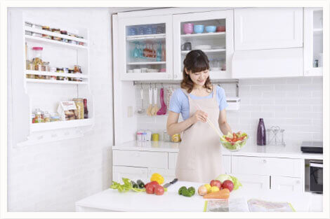 料理をする女性