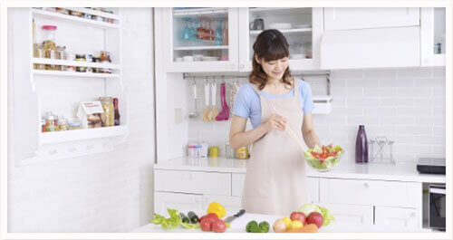 料理をする女性