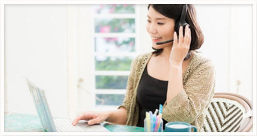 電話する女性